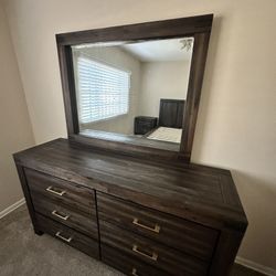 Dresser With Mirror