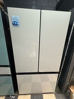 Samsung Bespoke Refrigerator With Beverage Center In White Glass