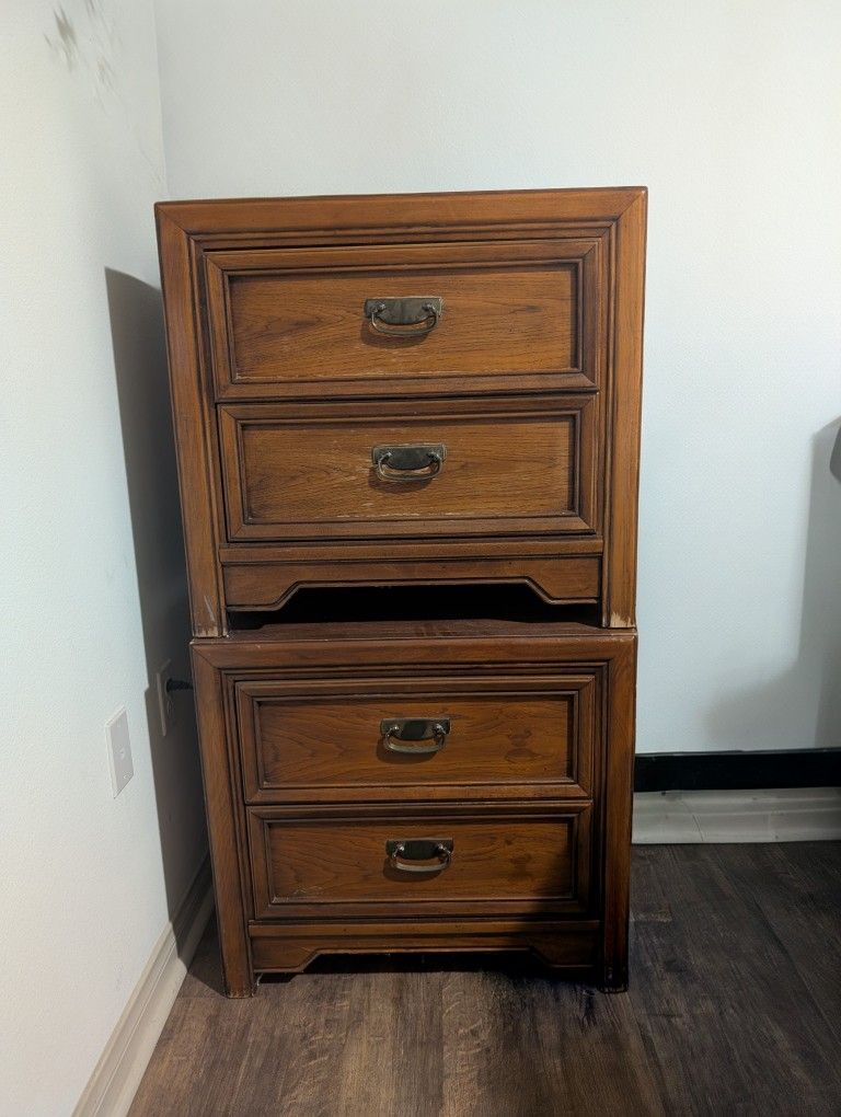 Huntley by Thomasville
Walnut Mid Century Modern 2 Drawer