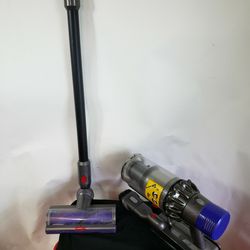 Dyson Cyclone V11 Bagless Vacuum Cleanerr - BLK Wand Head W/ Attach Charger 

