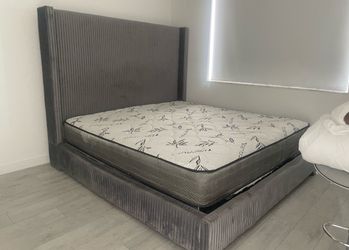 NEW MATTRESS QUEEN SIZE PLUSH WITH BOX SPRING