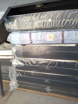 Dreamcloud Mattress on sals   Premier rest 16" cal - king Mattress- Luxury Hybrid Mattress   New Mattress   We offer delivery
