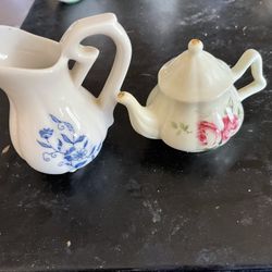 Two kettles. Vintage. No chips no cracks. This comes in a bundle of two. The two you see in the pictures.