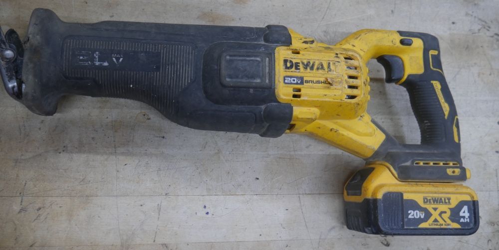 DEWALT SAWZALL DCS386 20V WITH 4.0AH BATTERY 887051-1