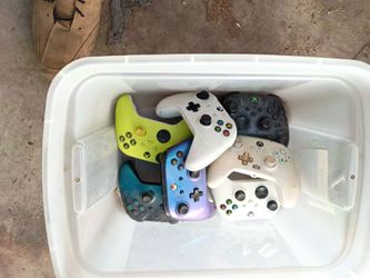 Xbox controllers 5 each XBOX$ 70 ALL ARE IN WORKING  ORDER