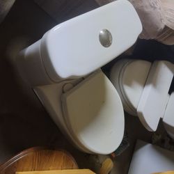 2 Toilets Working Perfectly $100 Each. Pickup In Riverbank 