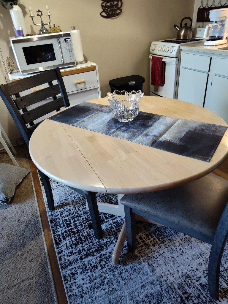 $40 - Like New Round Wood Dining Table With 2 Chairs