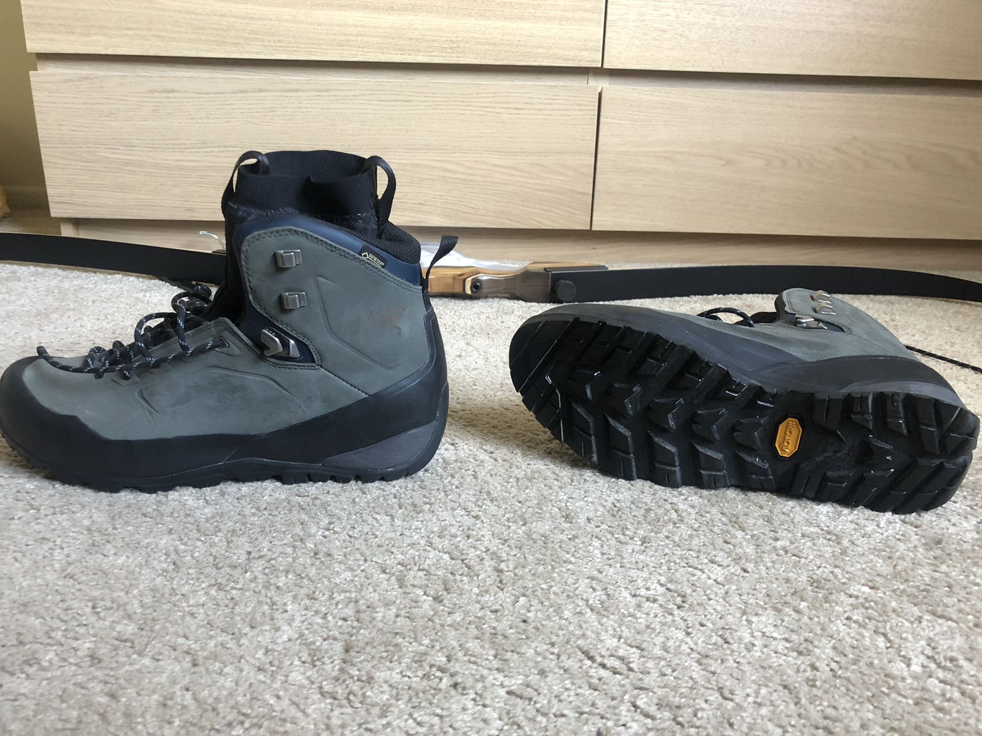 Arc'teryx Bora2 Mid LTR GTX Hiking Boot, size9 - Men's