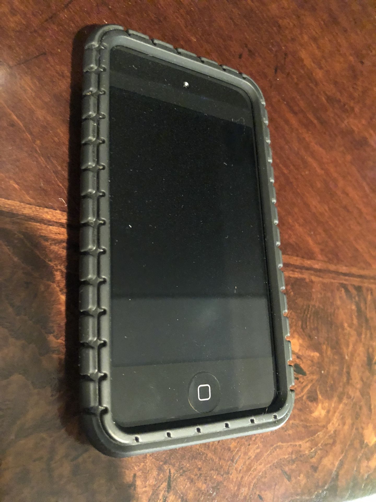 Apple iPod Touch 4th Generation 32GB w/ Speck Cover