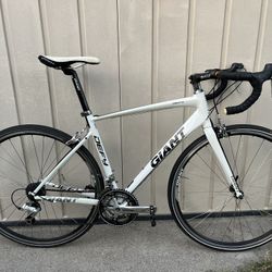 Giant Defy Road Bike Medium 54cm! Very Nice!