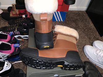BRAND NEW!! UGGS SIZE 10
