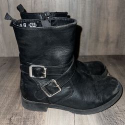 Gap kids black boots size 12. Toes are scuffed see pics 