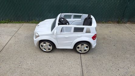 Children’s drive-in Mercedes GL