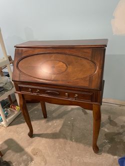 Small cute antique desk ( real wood )