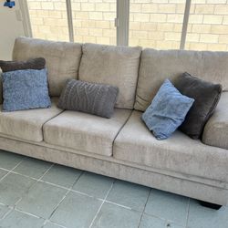 Ashley Sofa / Couch w accent pillows - 90’