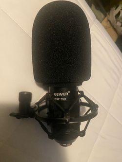 Shure and Neewer podcast microphone