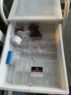 Carrito con material para hacer uñas