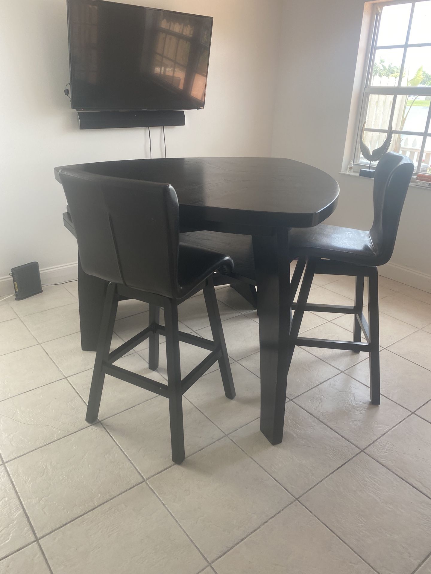 Kitchen table great condition