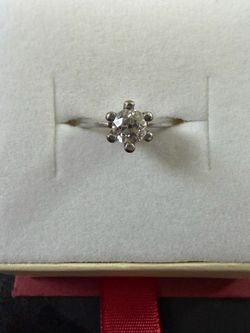 PLATINUM DIAMOND RING SIZE 8