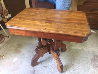Antique oak wood table in good condition!