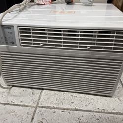 DANBY — 12000 BTU - Wall Mount Air Conditioner For An Area Up To 550 Sq Ft.