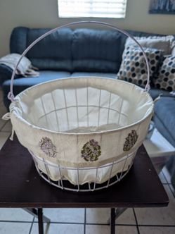 Wired basket with cloth lining