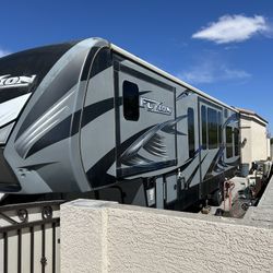 2015 Keystone Fuzion FZ325   Must Sell***