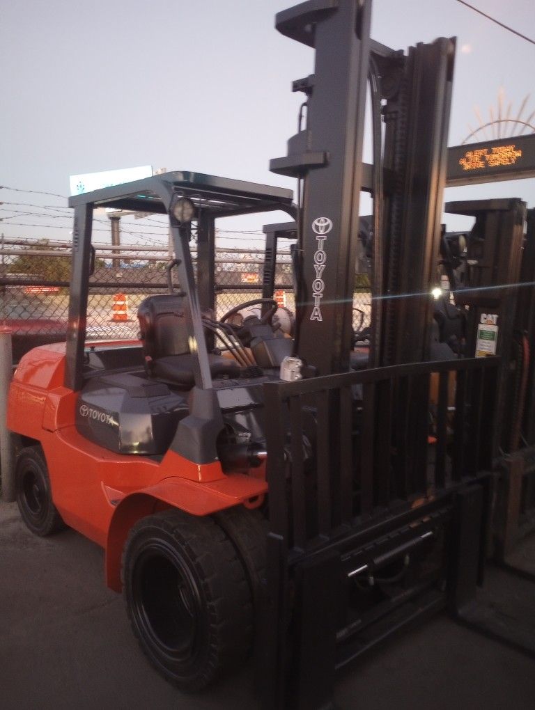 FORKLIFT TOYOTA 3600# Triple Mast