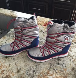 Women’s snow boots SIZE 8 !!!! Brand new