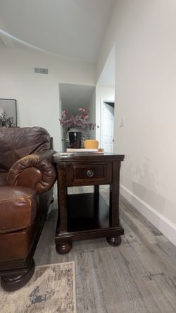 End table x2 Ashley Furniture