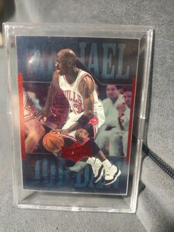 Bundle of mixed basketball cards