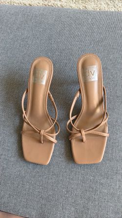 Tan/ nude kitten heels
