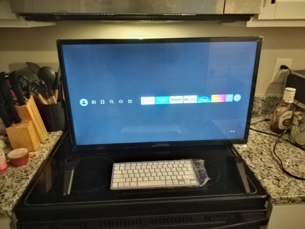 Insignia 32 Inch Smart TV ..w Smart Keyboard And remote