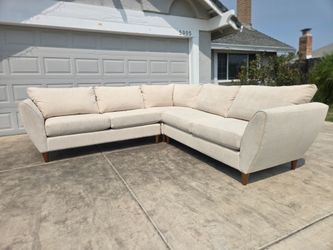 Free Delivery // La-Z-Boy Natalie Sectional Sofa