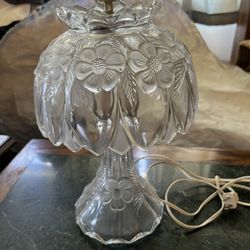 BEAUTIFUL VINTAGE CRYSTAL BOUDOIR TABLE DESK LAMP FROSTED FLORAL DESIGN SHADE