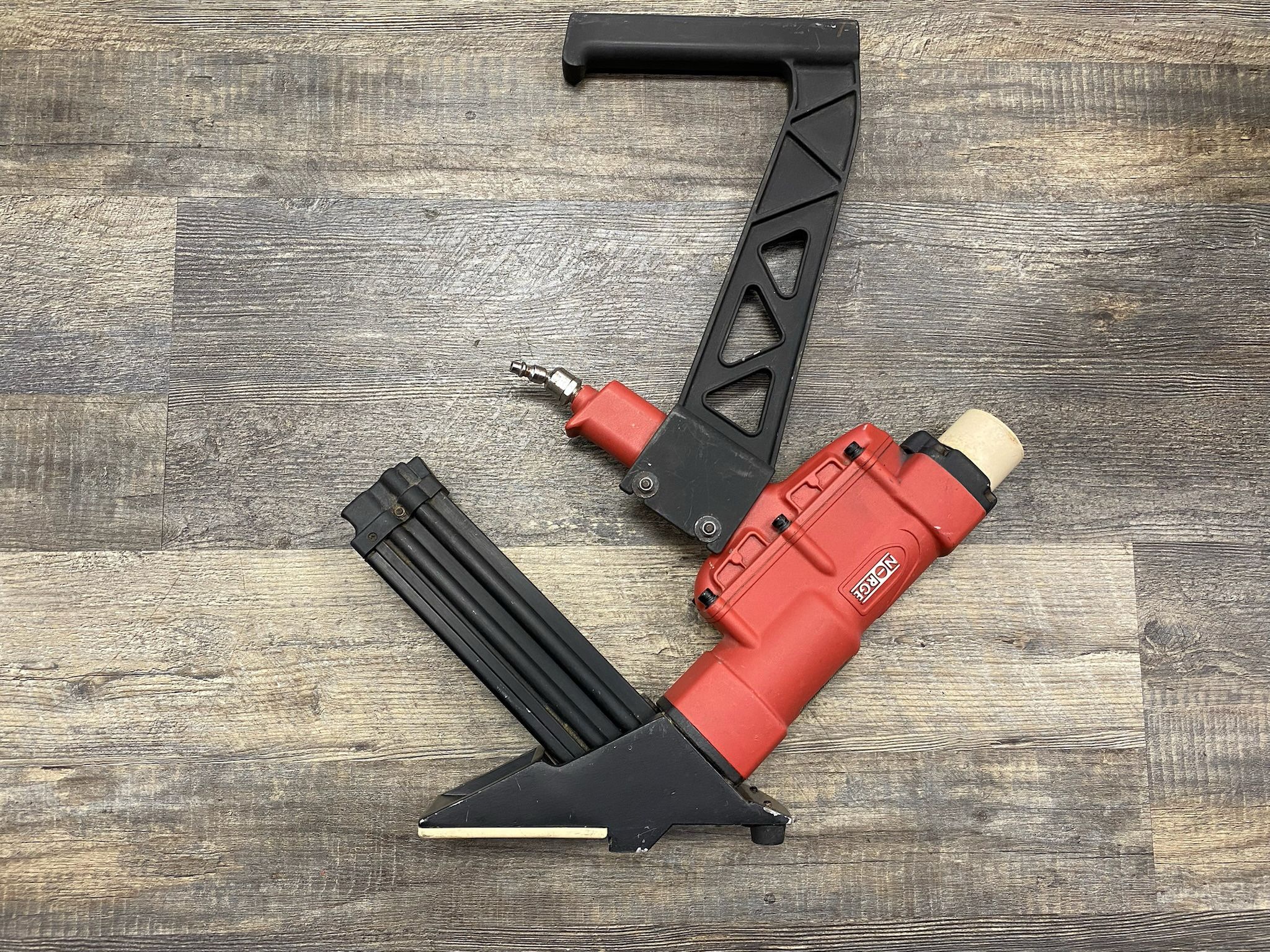 Norge Tool 15-1/2 Gauge Cleat Air Flooring Nailer with Hammer