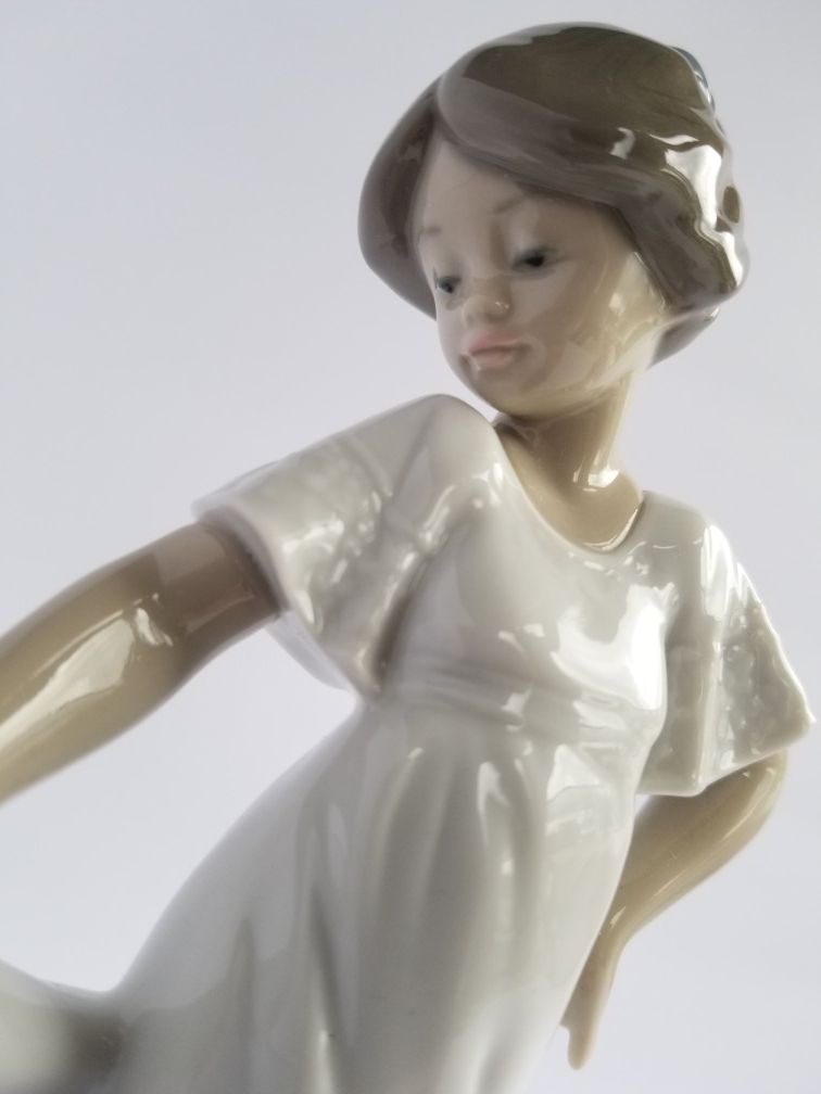 NAO Lladro Porcelain Figurine #02001110  HOW PRETTY! Issue Year: 1992  Sculptor: Antonio Ramos Size: 8¾x4¼ "