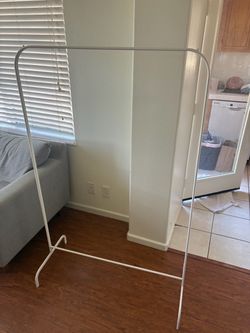 Clothes hanging rack