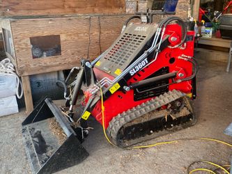 Mini skid steer with bucket
