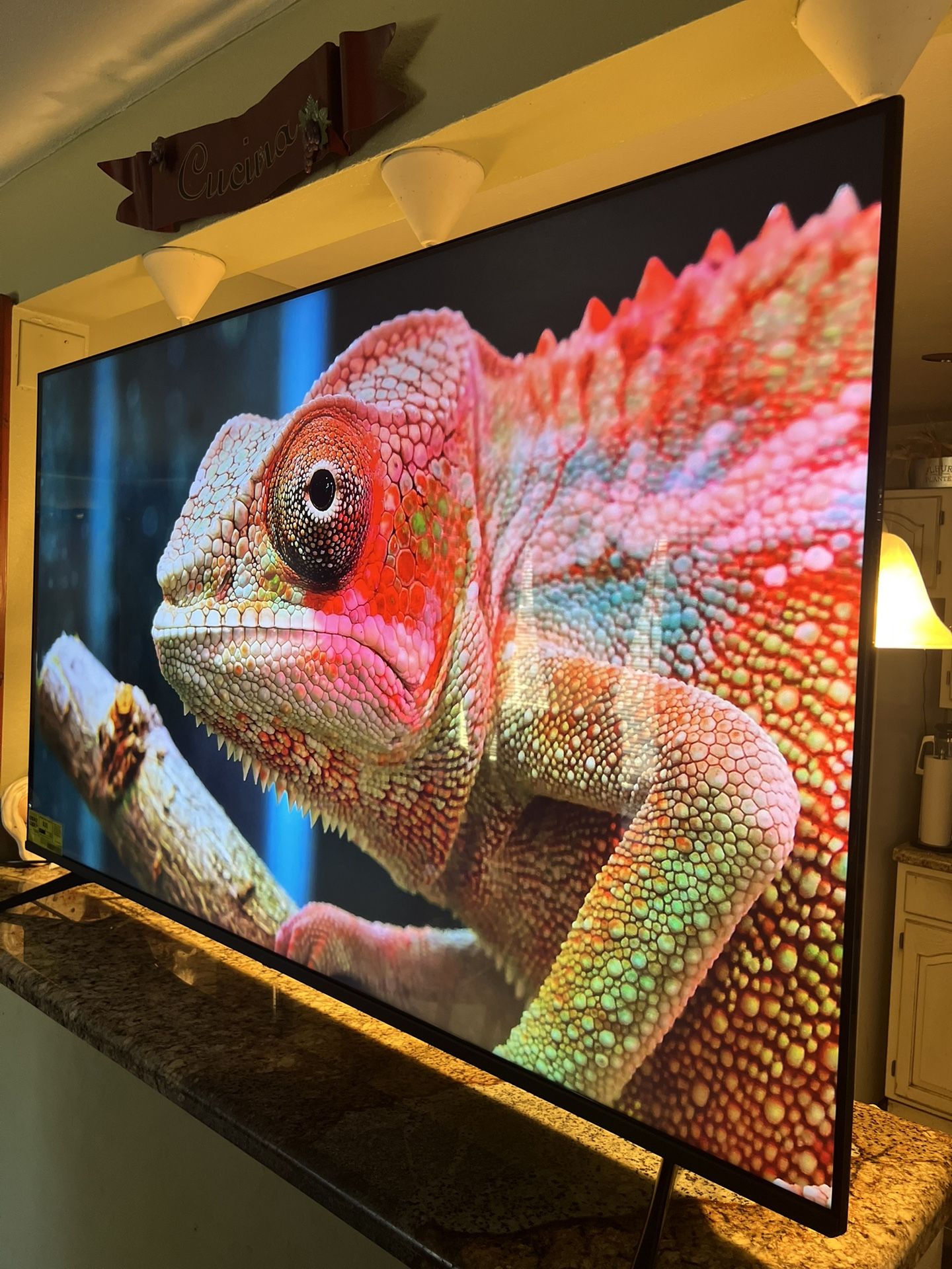 TCL 65 PULGADAS CLASS 6-SERIES 4K UHD DOLBY VISION HDR ROKU SMART TV - 65R615