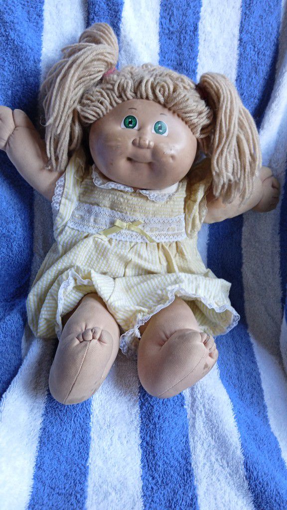 CABBAGE PATCH DOLL BLUE EYES BLONDE HAIR 16" TALL