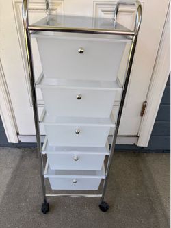 Cube storage with wheels