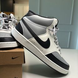 NIKE COURT VISION MID SNEAKER (10.5)