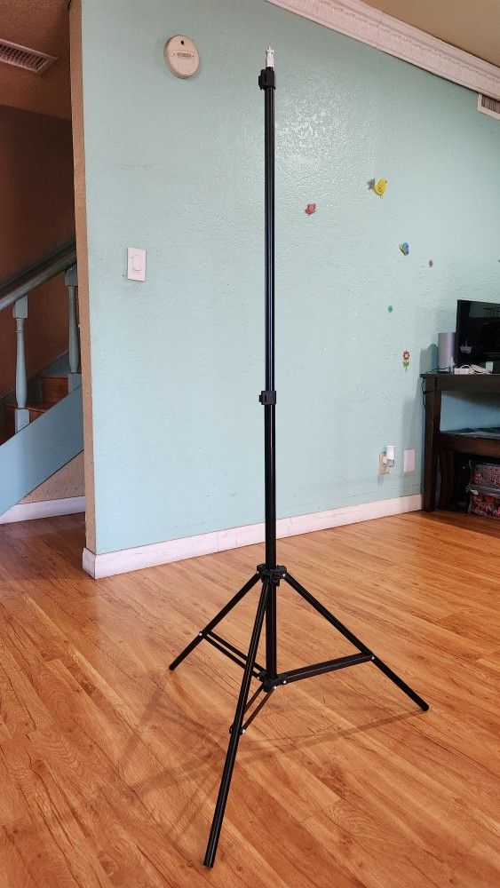 Promaster SystemPRO 160A Studio Flash: Strobe Head (X2) + Promaster Studio 3 Umbrella Difuser (X2)
And carrying case and tripods (X2)