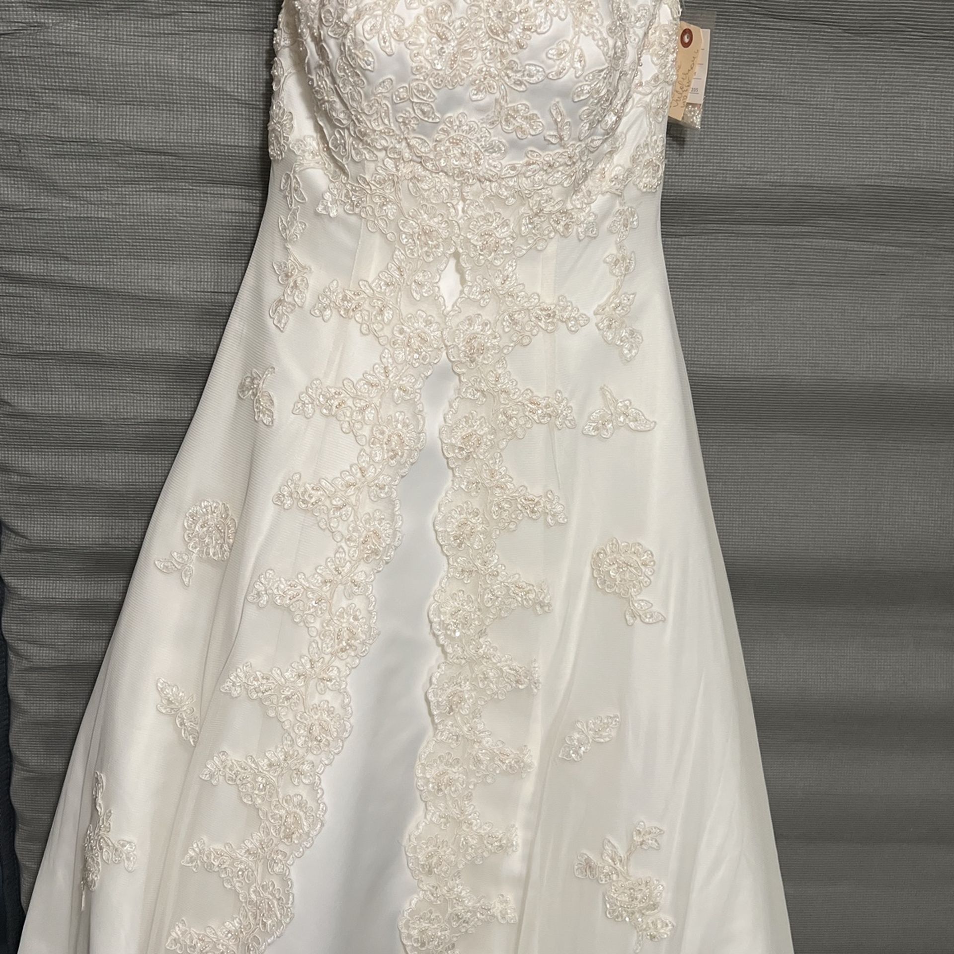 New wedding dress, beautiful style, size 8