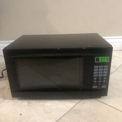 MAINSTAYS 0.7 cu.ft. Microwave Oven - Only $40!!!