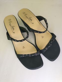 These are Fioni brand women's black slide sandals