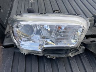 Headlights Toyota Tacoma 2016-2020