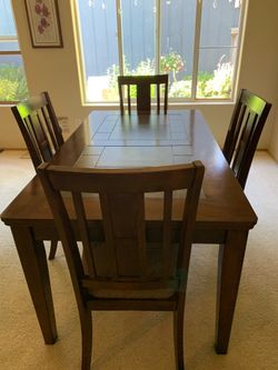 Dinning Room Table w/4 chairs