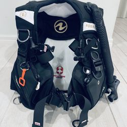 AquaLung Axiom Women’s BCD – White/Gold – Like New